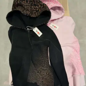 2026 is still the new autumn ladies' suit, street trend printing hooded cardigan sweater strap micro-trousers.