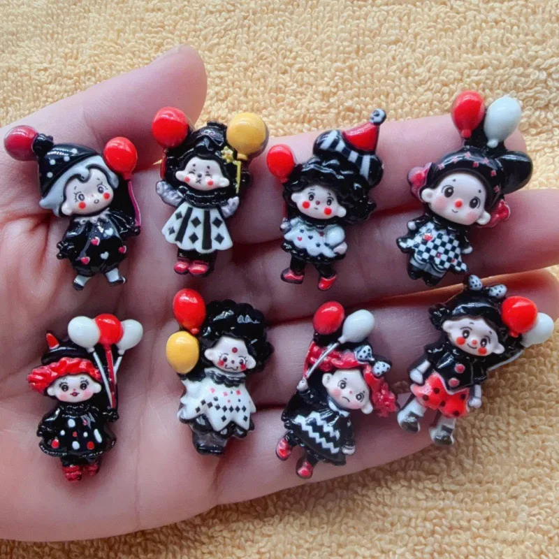 סט 12 קישוטי שרף DIY בעיצוב ג'וקר ובלונים ליצירת קליפסים ותכשיטים לילדים — היתרונות המרכזיים של סט קישוטי השרף