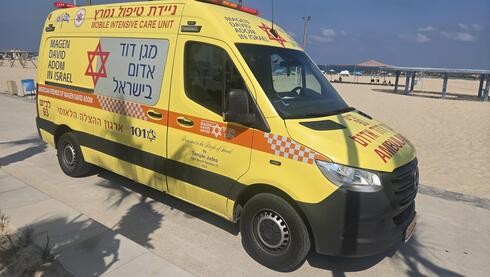 גבר התמוטט במהלך פעילות ספורטיבית באשקלון, ליבו שב לפעום לאחר החייאה