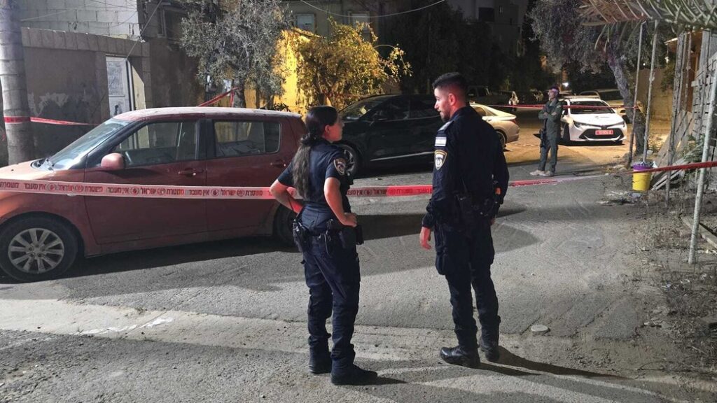 אם ובתה נדקרו מחוץ לביתן שברמלה ונמצאות במצב בינוני, קרוב משפחתן נעצר