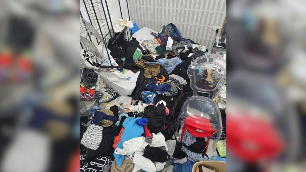 "זה נראה כמו פריצה – אבל אלה היו בכלל שוטרים": הדיירים נדהמו מאיך הכוחות השאירו את הדירה