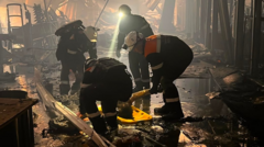 כוחות ההצלה חופרים את הריסות הקניון באוקראינה בזמן שזלנסקי מגנה את התקיפה הרוסית ה"נתעבת".