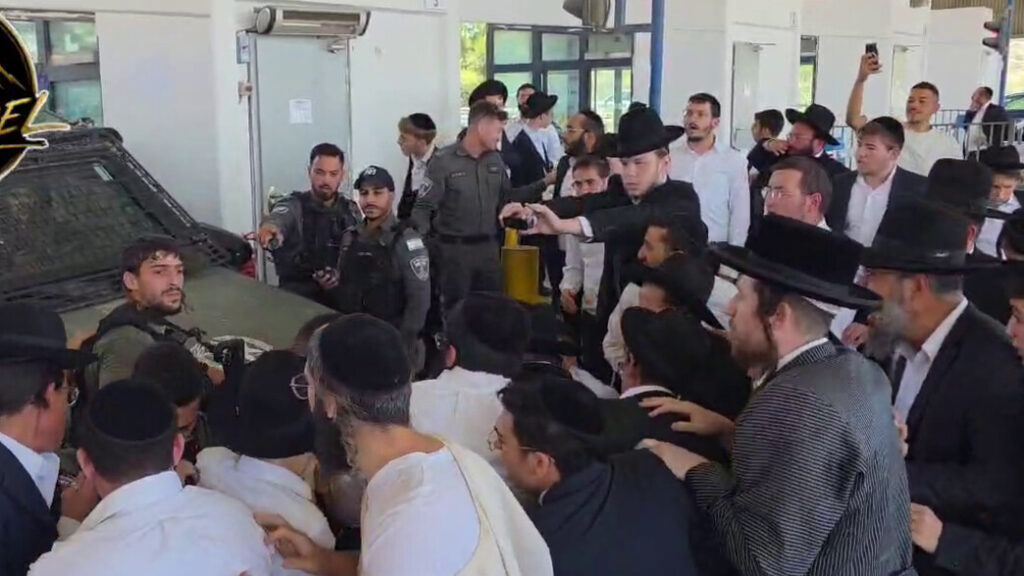 עריק נעצר ברכב גנוב במחסום עופר, עשרות חרדים הגיעו והחלו להתפרע כדי למנוע את הסגרתו | תיעוד