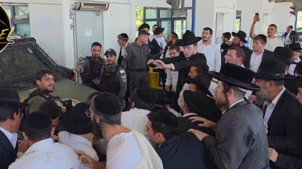 עריק נעצר ברכב גנוב במחסום עופר, עשרות חרדים הגיעו והחלו להתפרע כדי למנוע את הסגרתו | תיעוד