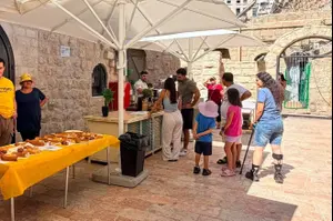עשרות ירושלמים הגיעו לעגלת הקפה במתחם קפה הסמטה: "לא ניתן לקיצוניים לסגור את ירושלים"