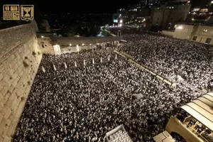 יותר מ-50 אלף אנשים השתתפו הלילה במעמד הסליחות המרכזי בכותל