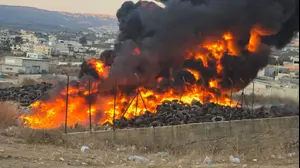 שריפה פרצה סמוך ל"ביג פאשן" בירכא – ומאיימת להתפשט למבני מגורים