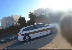 תיעוד | נהג ללא רישיון, נמלט מהשוטרים ואיים: "אני אשרוף לך את הילדים"
