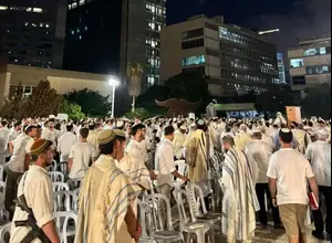 אחרי שובם של החטופים: תפילת יום הכיפורים בכיכר קיבלה משמעות חדשה | צפו בתיעוד