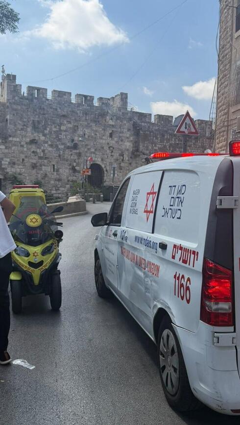 צעירה נפלה ממיניבוס במהלך נסיעה בירושלים, מצבה קשה