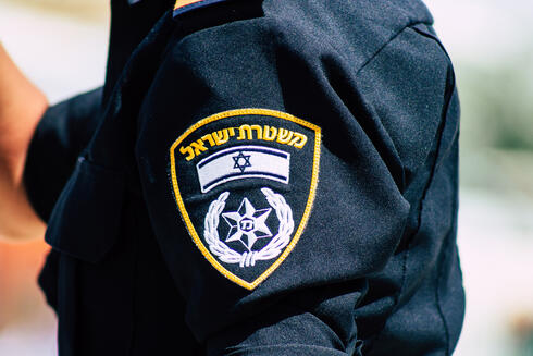 "ניצל את כוחו באיומי אקדח": השוטר ישלם מאות אלפי שקלים לעובד זר