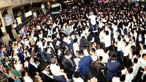 המאסר הפך אותם לגיבורים: התהלוכה לכבוד העריקים שנעצרו במקרה – והביקורת