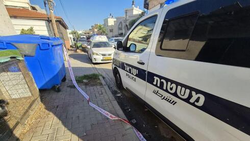 נורתה על הספה בביתה בקלנסווה: אישה כבת 70 במצב קשה