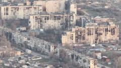 אכילת עשבים שוטים בגינה כדי לשרוד בעיר הרוסית המנותקת ממזון ומים