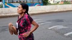 המירוץ היחף הוויראלי של אמא מעורר ויכוח על משבר החינוך בהודו