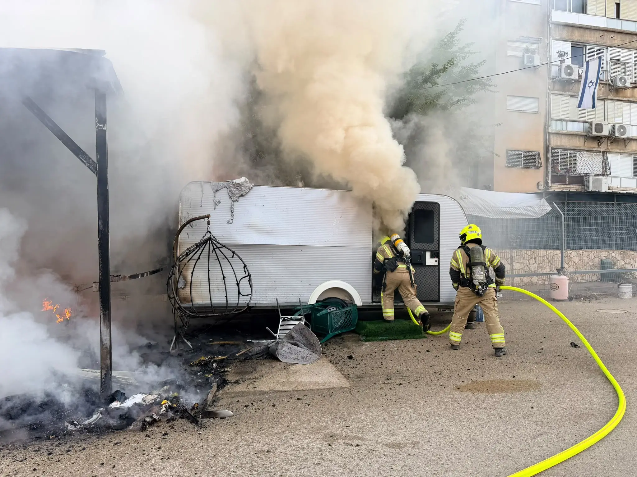 עובד ישן בקרוואן שעלה באש בחדרה – וניצל ללא פגע | תיעוד