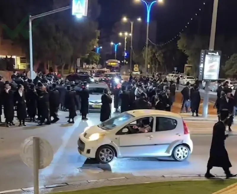 מתינוק בוכה למעצר עריק: מאות חסידי גור הקיפו שוטרים בערד
