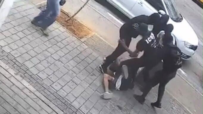 חשד לתקיפה חמורה ומתועדת ברמלה: הנערים מפילים – ובועטים בראש ובגוף ללא הפסקה